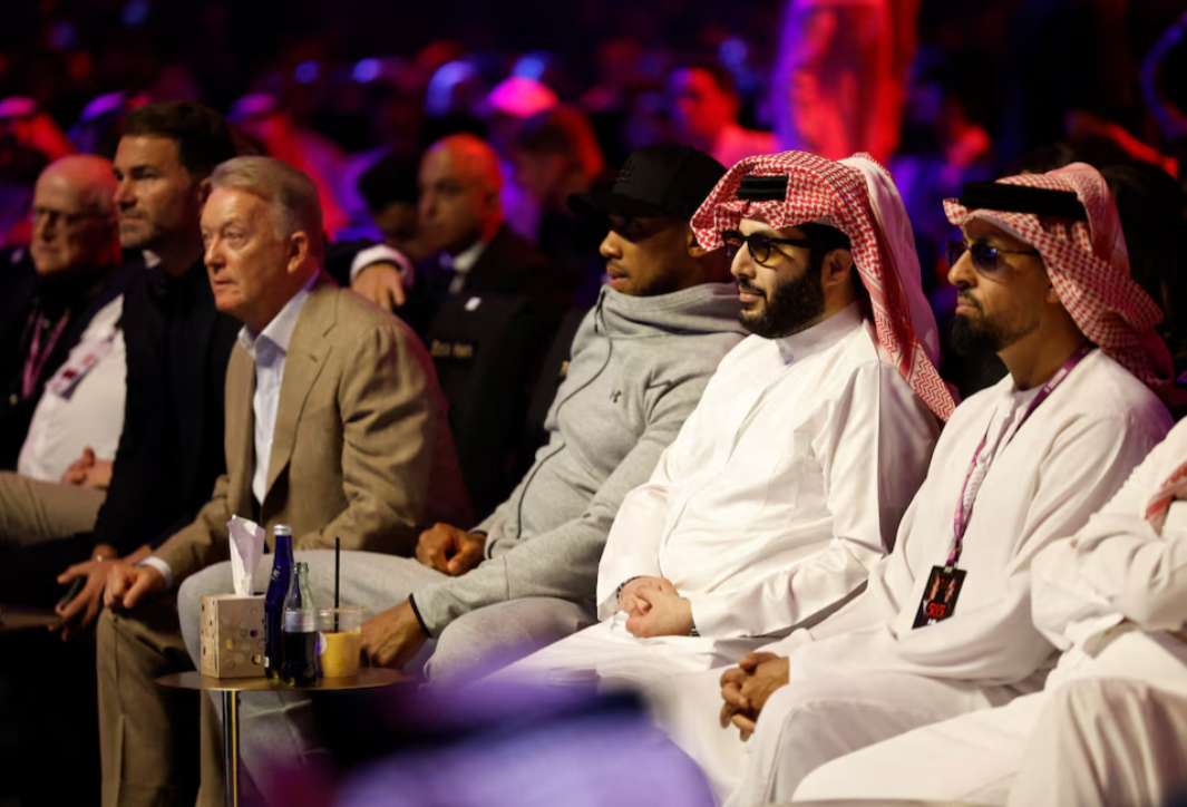 Saudi wealth fund holding talks to create boxing league  | Reuters News Agency