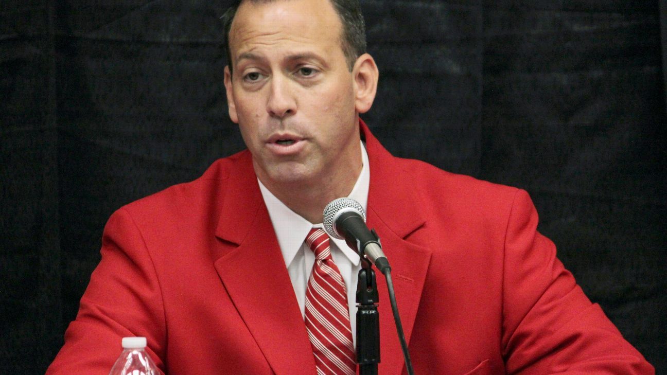 Houston hires New Mexico’s Nunez as Cougars’ AD