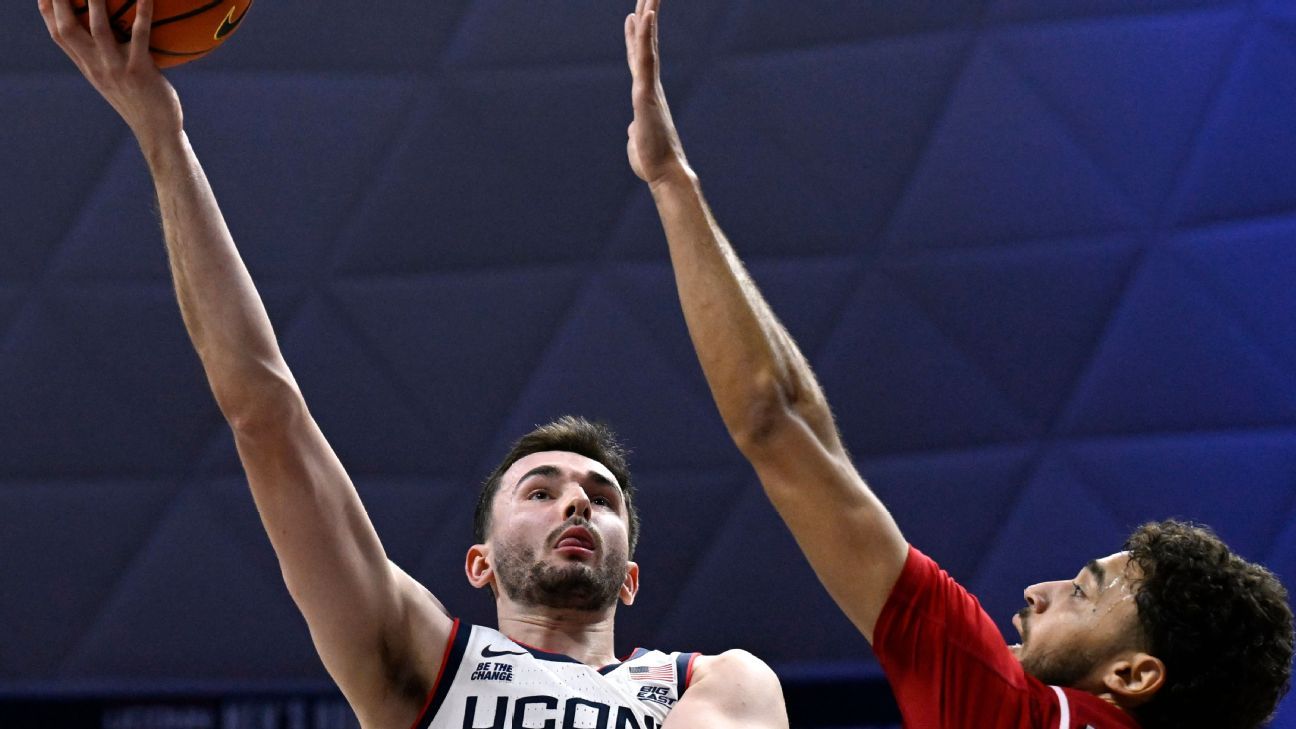 UConn unveils title banner then opens with rout