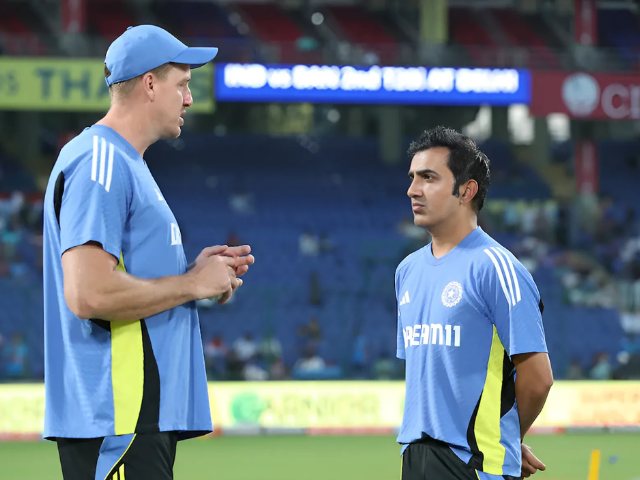 Trouble for India ahead of Champions Trophy 2025 as coach Morkel leaves camp | The Express Tribune